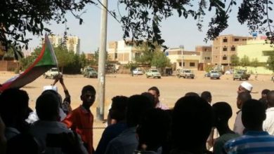 المظاهرات تأخذ منحاً جديداً بإنقلاب خال البشير عليه .. وتجمع أساتذة جامعة الخرطوم يدعو لرحيل النظام a69e537c5a5ae264df66fc53e6f7b011