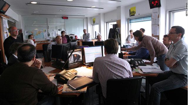 انتبه.. خطأ قد يكلفك أكثر من مليون دولار gal.desk .employees.jpg 1 1