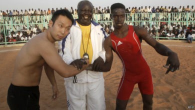 دبلوماسي ياباني يجذب السودانيين بمهاراته في المصارعة 131118174031 yasuhiro murotatsu wrestles sudans ahmed shabaka 512x288 afp