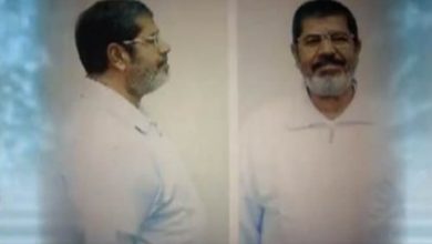 في تعليقه علي صوره بملابس السجن: اديب لمرسي: ياحلوة يابلحة يامأمعة.. شرفتي اخواتك الاربعة 9998419184