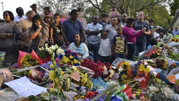 محبو مانديلا يضعون الزهور أمام بيته 1 488462