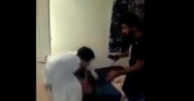 شاب يستخدم الصاعق الكهربائي لايقاظ أصدقائه للصلاة 9998423631