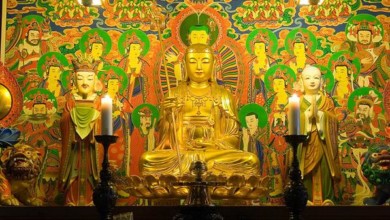 كمبوديا تستعيد آثارا بوذية مسروقة 1 02AltarwithBuddhastatues