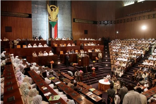 برلمانية سودانية تثير الضحك والسخرية وسط النواب بسبب مطالبها sudanese parliament