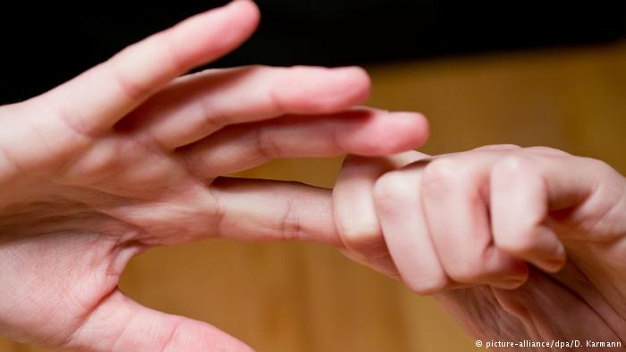 طقطقة الأصابع .. هل هي حقا مضرة؟ 018385643 30300