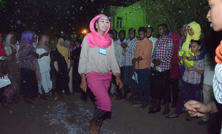 بالصور: شباب وشابات السودان يمشون على الجمر في تجربة حقيقية مثيرة 1610911 686587788119333 6874515921847130090 n