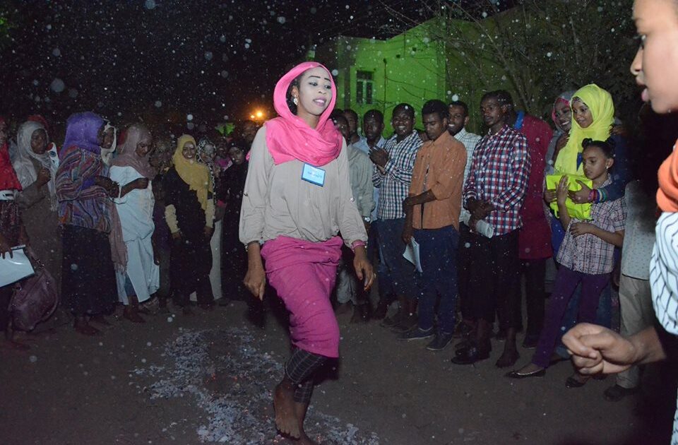 بالصور: شباب وشابات السودان يمشون على الجمر في تجربة حقيقية مثيرة 1610911 686587788119333 6874515921847130090 n