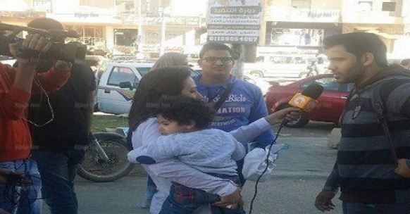 صورة لمراسلة فضائية تحمل ابنها تثير جدلاً واسعاً 28972180