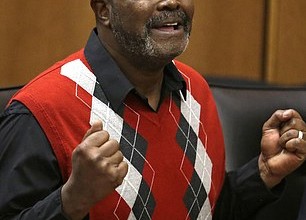 يقضي 27 عاما في السجن بسبب شهادة طفل مزورة 6UhMMJnJZHSK2 2867022 Ronnie Bridgeman now known as Kwame Ajamu pumps his fist as he a a 4 1418204016960