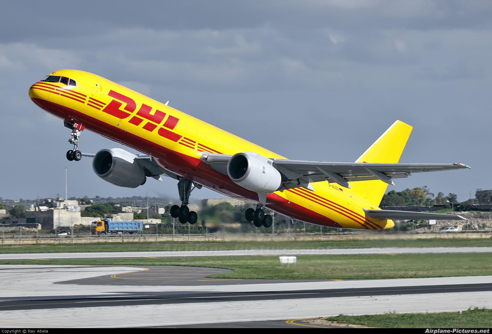 dhl plane