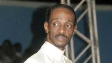 فيديو..شاهد : ظهور شاب يشبه الفنان الراحل محمود عبد العزيز في شكله وفي طريقة غنائه محمود
