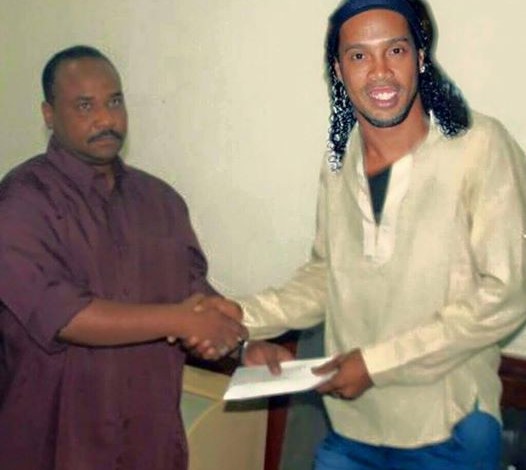 بالصور .. حقيقة تسجيل نادي المريخ لنجم البرازيل رونالدينهو و اسامواه جيان الغاني 10483695 1584073045187240 101010124357862711 n