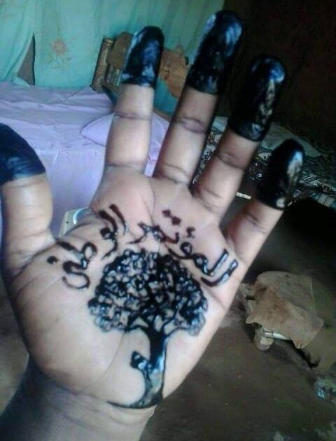 بالصورة وبتقليعة جديدة.. سيدة سودانية تنقش شعار المؤتمر الوطني ورمزه الشجرة بالحناء علي يدها وتجذب الأنظار 11133730 907677925939959 5413022304272846178 n