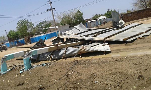 بالصور .. بسبب إعصار مدمر من كل الاتجاهات: الحواتة.. تعيش ليلة رعب وتفقد طفلاً ومريضاً تحت أنقاض المشفى 11162354 10204268827656888 5559546352506684242 n