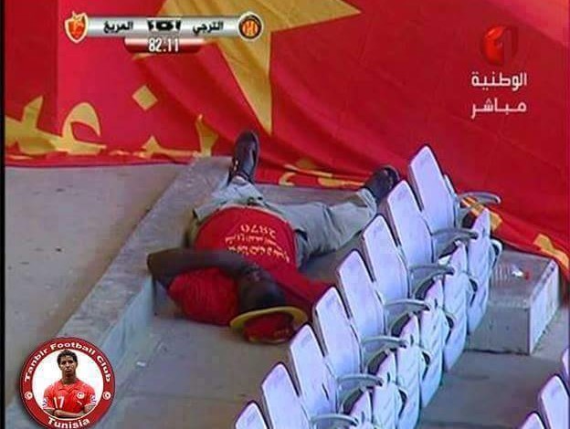 بالصورة والفيديو.. مشجع مريخي يتمدد علي الأرض ويفقد أعصابه في اللحظات الأخيرة لمباراة فريقه أمام الترجي التونسي 11195566 852321348138366 540284846 n