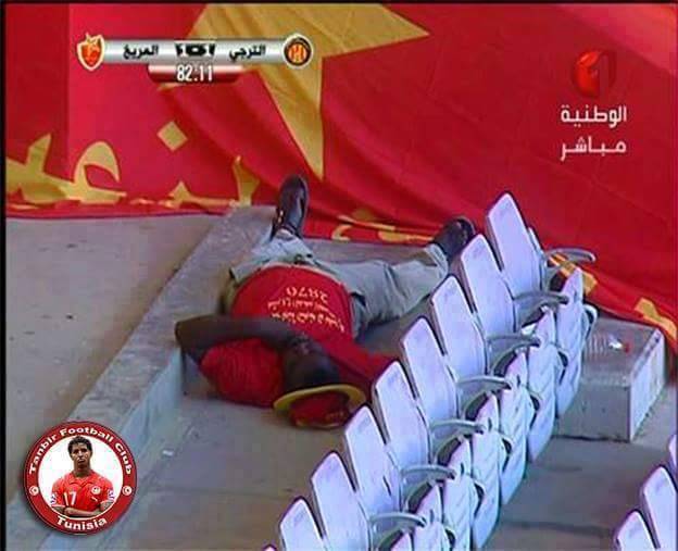 بالصورة والفيديو.. مشجع مريخي يتمدد علي الأرض ويفقد أعصابه في اللحظات الأخيرة لمباراة فريقه أمام الترجي التونسي 11195566 852321348138366 540284846 n