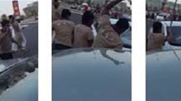 شاهد بالفيديو: عمالة يمنيين يحطمون سيارة مواطن سعودي بالدمام 147
