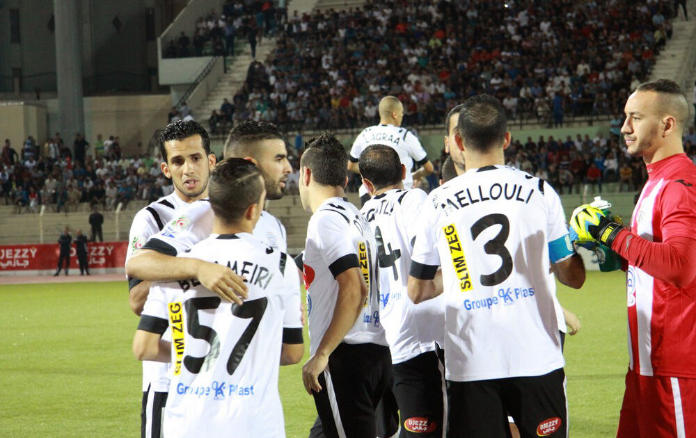 جمهور الاتحاد يعتدي على لاعبي الشلف قبل مباراة الفريقين في الدوري 2014 ess600 1 810795515