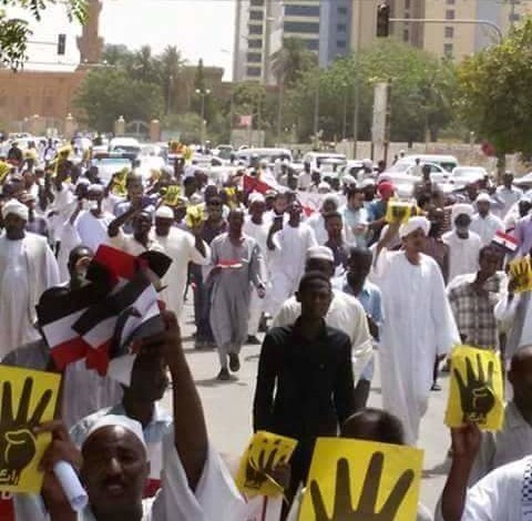 عاجل: بالصور .. الأخوان المسلمون بالسودان يخرجون في مظاهرات ضخمة تنديداً بحكم الاعدام علي الرئيس المصري السابق محمد مرسي 2015055522062721