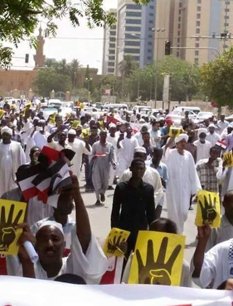 عاجل: بالصور .. الأخوان المسلمون بالسودان يخرجون في مظاهرات ضخمة تنديداً بحكم الاعدام علي الرئيس المصري السابق محمد مرسي 2015055522062721