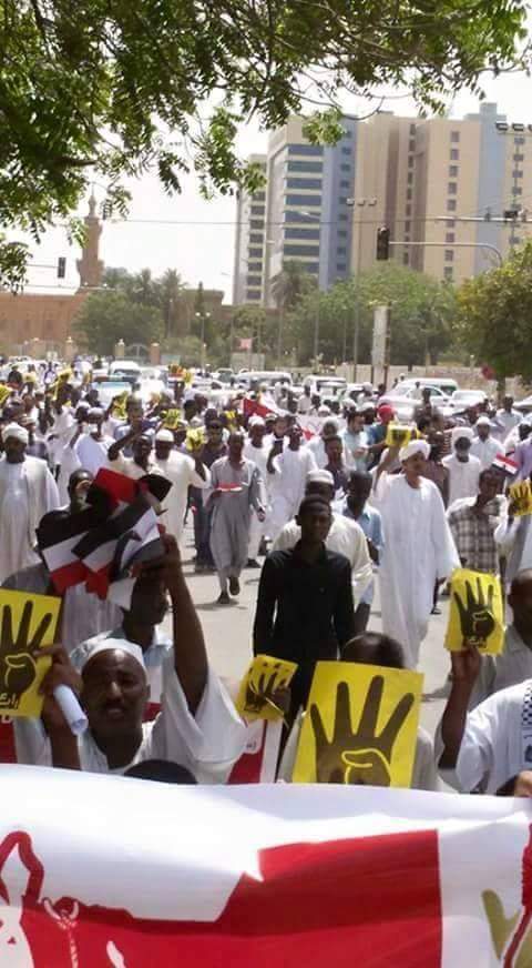 عاجل: بالصور .. الأخوان المسلمون بالسودان يخرجون في مظاهرات ضخمة تنديداً بحكم الاعدام علي الرئيس المصري السابق محمد مرسي 2015055522062721