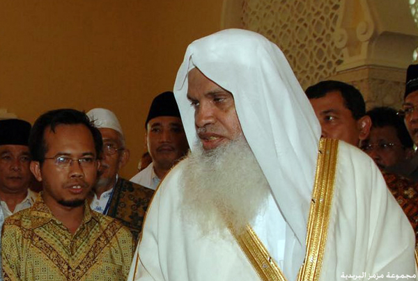 بالفيديو.. إمام المسجد النبوي يتابع صلاته رغم محاولة اغتياله الفاشلة الشيخ علي الحذيفي