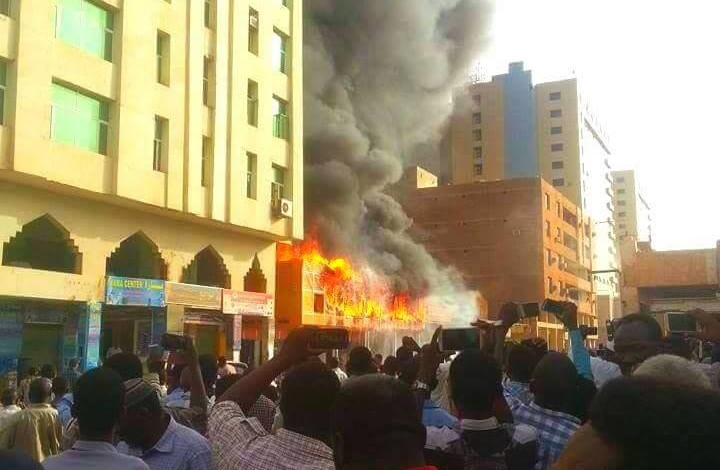 بالصور .. حريق ضخم بمطعم شهير وسط الخرطوم 10396583 10153044845588335 92209280 n
