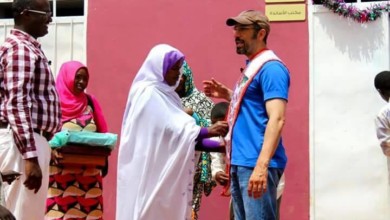 بالصور ..أحمد الشقيري يفتتح " مدرسة خواطر " بحي مايو بالخرطوم 11401407 10204416015176484 3365242477015375984 n