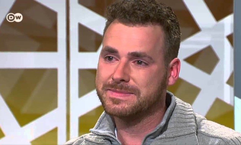 شاهد بالفيديو.. شاب الماني يبكي فرحاً أثناء حديثه عن اعتناقه «الإسلام» 16788