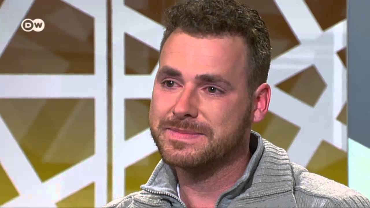 شاهد بالفيديو.. شاب الماني يبكي فرحاً أثناء حديثه عن اعتناقه «الإسلام» 16788