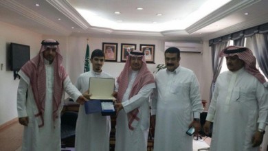 مدير "تعليم الطائف" يُكَرّم الطالب صاحب الـ 99.99% بالثانوية 428672