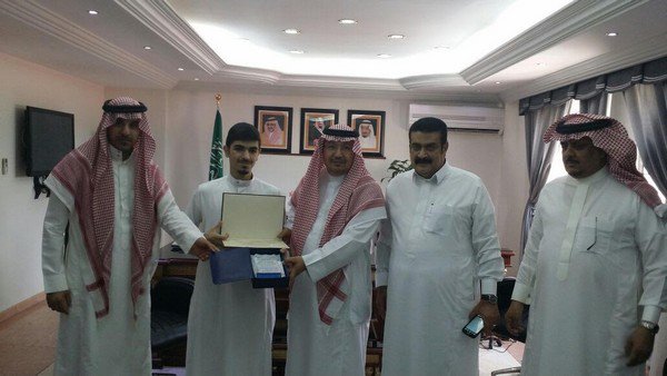مدير "تعليم الطائف" يُكَرّم الطالب صاحب الـ 99.99% بالثانوية 428672