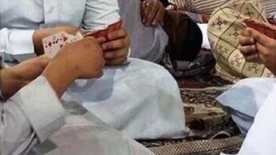 صورة شباب يلعبون الورق"الكشتينة" في المسجد النبوي في العشر الاواخر من رمضان تشعل شبكات التواصل 1897618649