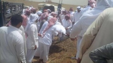 بالصور: عائلة سعودية تستعين برافعة لدفن ابنها 9998602962