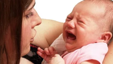 أم توثق تعذيب طفلها الرضيع وتواجه السجن 5 سنوات Crrying baby with mum