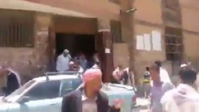 الرياح تغلق باب مسجد بقوة فهرب المصلون و الإمام يرفض مواصلة الصلاة هروب المصلين