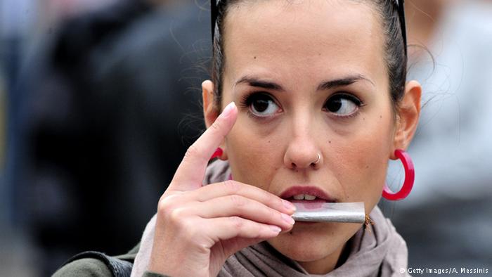 التدخين سبب لسقوط الأسنان ولعقم المرأة تدخين