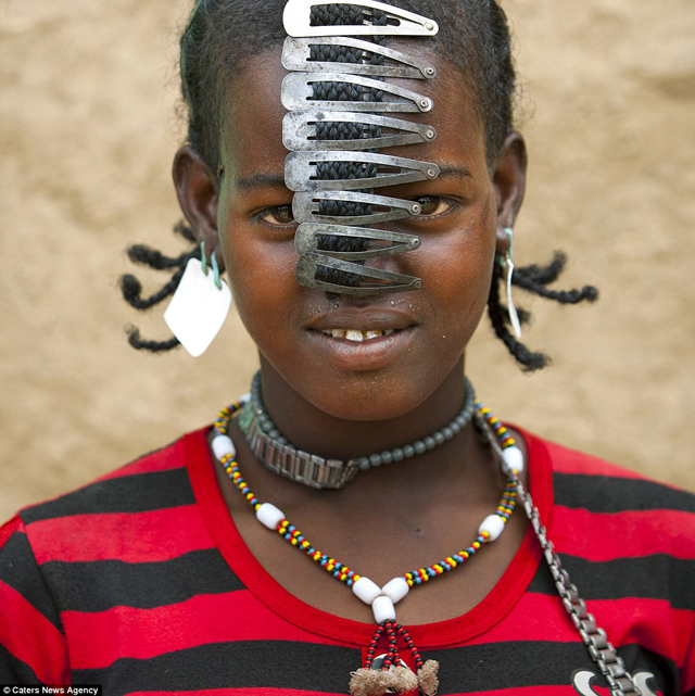 بالصور.. قبيلة إثيوبية تحول قمامة الغرب إلى حلى للزينة قبيلة إثيوبية