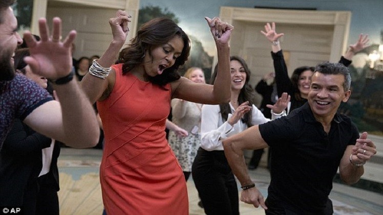 بالفيديو والصور .. سيدة البيت الأبيض ترقص على أنغام كوبا في غياب أوباما ميشال أوباما