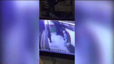 بالفيديو.. اعتقال مسن بريطاني حاول قتل مسلمة تحت عجلات قطار 24904