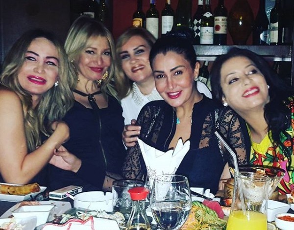 بالصورة..شاهد ماذا فعلت الفنانه غادة عبدالرازق مع طبيبها في عيادته؟ 3910506486