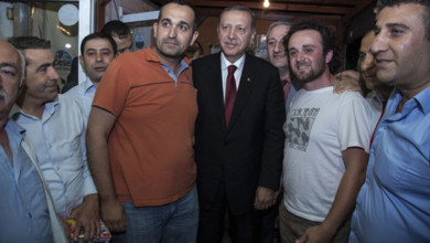 بالفيديو ..أردوغان ينزل من موكبه للحديث مع السائقين ويقنع سائقاً بترك التدخين o 2 570