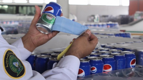 مهرب يضع ملصقات بيبسي علي علب البيرة pepsi
