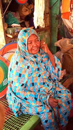 أقدم بائعة بسوق بحري تتاجر في المفراكة..البرش والشملة