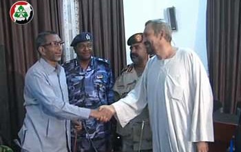 الطيار الأوكراني المفرج عنه يصافح والي غرب دارفور