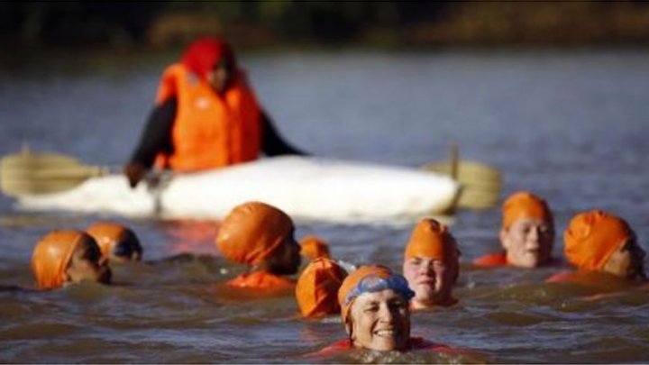 سفيرة هولندا في السودان تعبر النيل سباحة