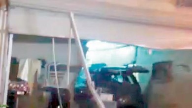 سيارة تقتحم صالون حلاقة