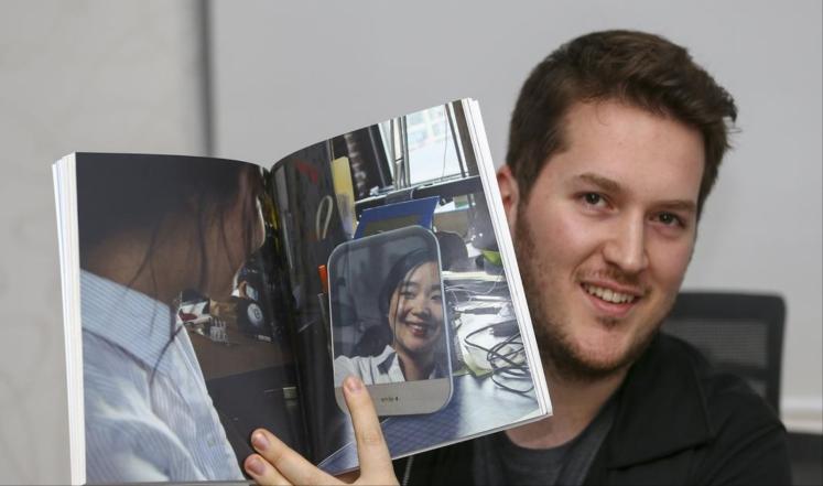 مرآة تعمل بالابتسامة