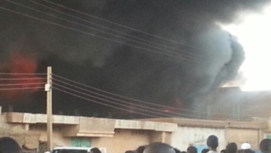 عاجل :بالصور .... حريق هائل بمصنع بأمدرمان ، والدخان يغطي السماء 11218914 1546440952314422 8233764289478777403 n