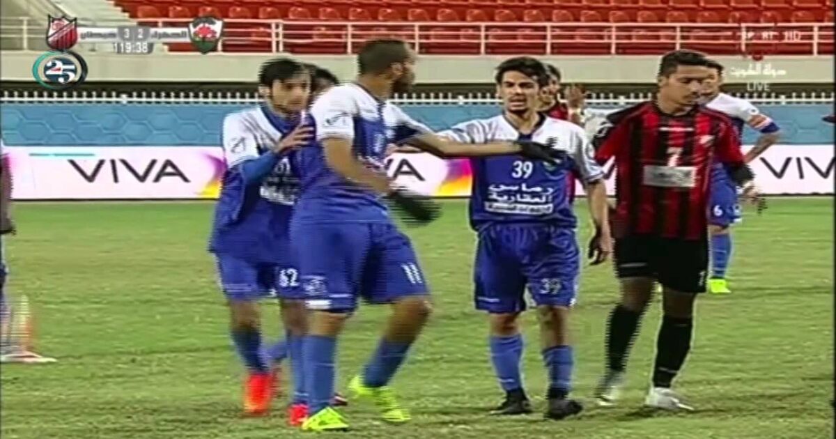 بالفيديو..حكم كويتي يتعرض للضرب المبرح 27053